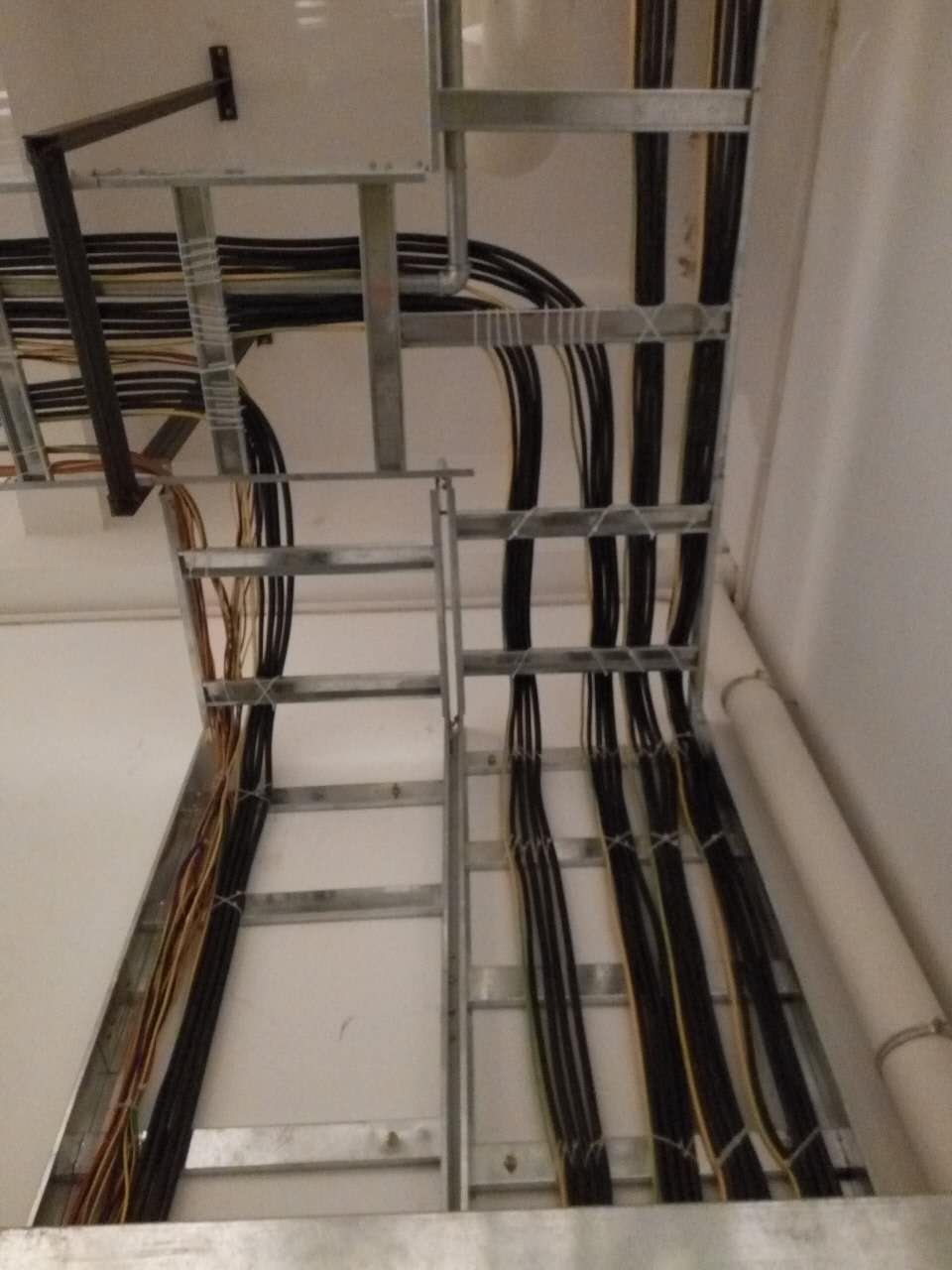 松山湖華為電纜橋架進場(圖4) 華為橋架安裝圖三