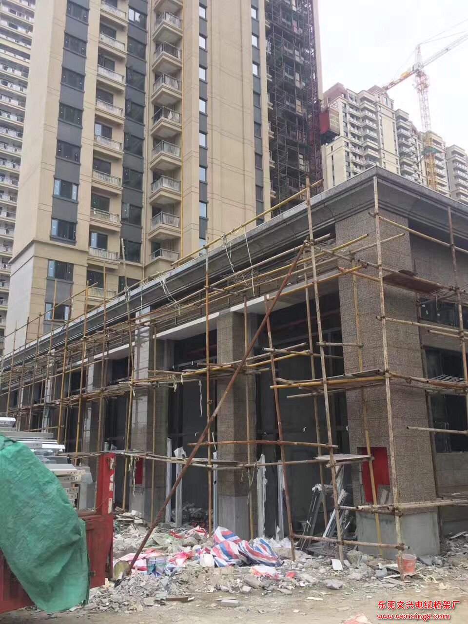 陽江恒大名都鍍鋅橋架進(jìn)場